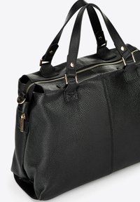 Borsa a tracolla in pelle nera con texture, doppi manici, chiusura con zip dorata e una piccola tasca laterale con zip su sfondo bianco.