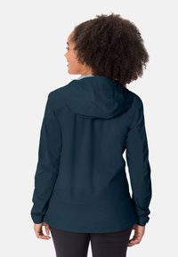 Giacca impermeabile blu navy scuro con cappuccio, caratterizzata da una texture liscia, polsini elastici e un orlo sagomato per una maggiore copertura.