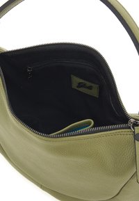 Borsa a mano in pelle verde con finitura testurizzata, dotata di apertura con zip, interno nero e una piccola tasca con zip.