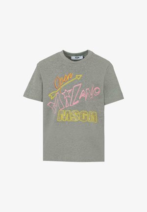 Maglietta grigia a maniche corte con la scritta "Open MILANO MSGM" stampata in lettere vivaci di colore rosa, giallo e arancione; presenta un colletto rotondo e una texture morbida.