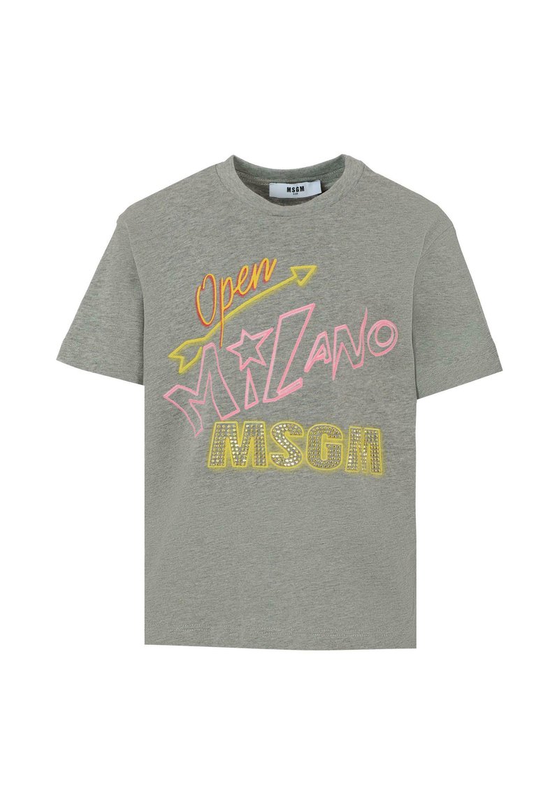 Maglietta grigia a maniche corte con la scritta "Open MILANO MSGM" stampata in lettere vivaci di colore rosa, giallo e arancione; presenta un colletto rotondo e una texture morbida.