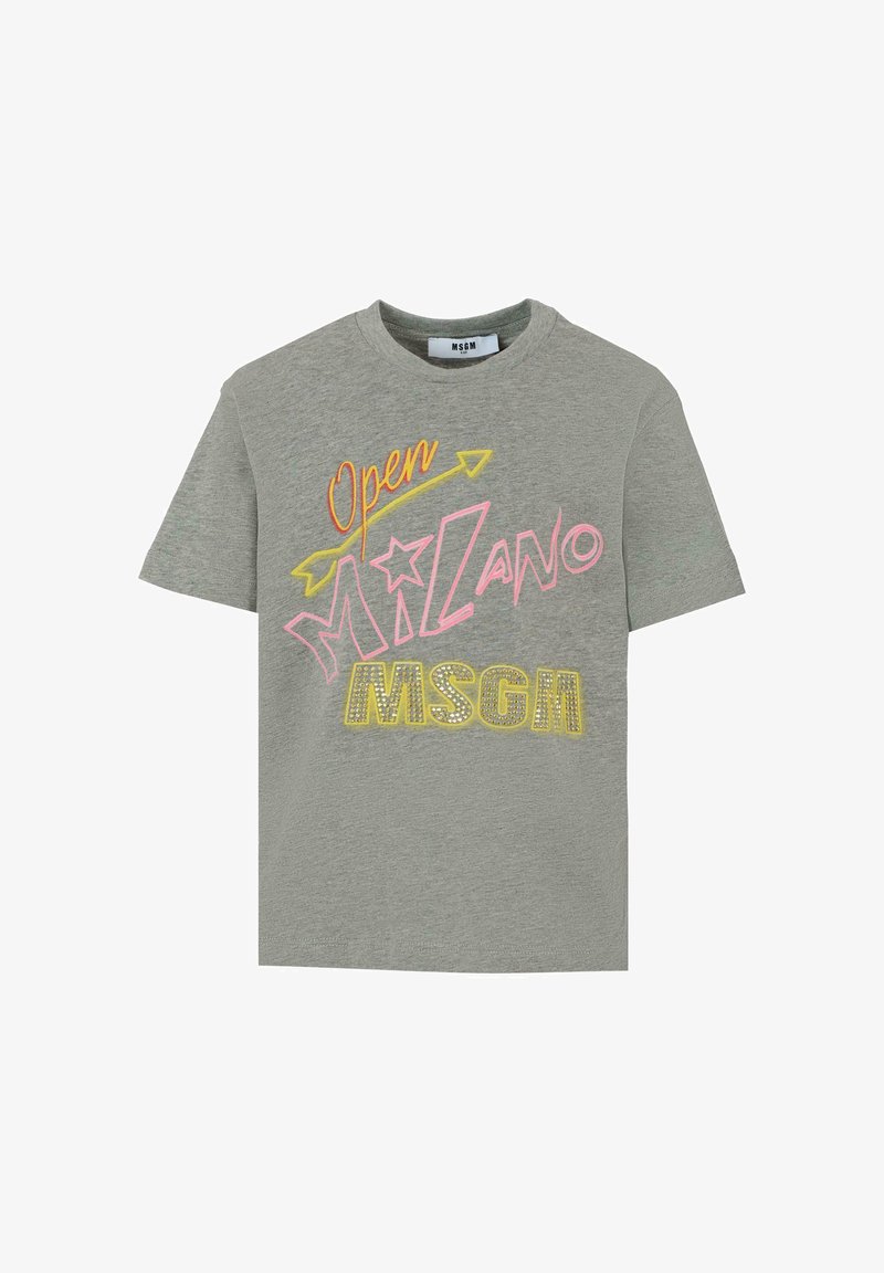 Maglietta grigia a maniche corte con la scritta "Open MILANO MSGM" stampata in lettere vivaci di colore rosa, giallo e arancione; presenta un colletto rotondo e una texture morbida.
