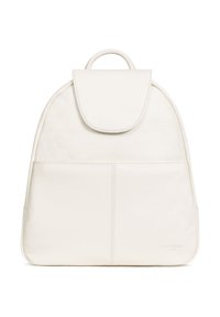 Zaino in pelle bianca con forma curva, chiusura a pattina e due tasche frontali. Texture liscia con hardware minimale e dettagli di cucitura.