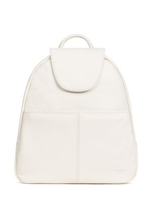 Zaino in pelle bianca con forma curva, chiusura a pattina e due tasche frontali. Texture liscia con hardware minimale e dettagli di cucitura.
