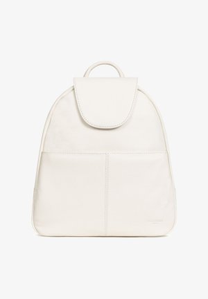 Witte leren rugzak met een gebogen vorm, een klep-sluiting en twee voorvakken. Gladde textuur met minimale hardware en stikdetails.