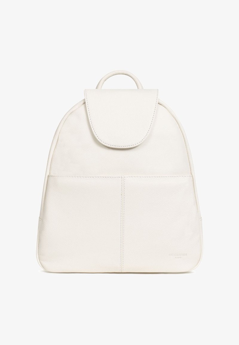 Zaino in pelle bianca con forma curva, chiusura a pattina e due tasche frontali. Texture liscia con hardware minimale e dettagli di cucitura.