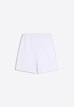 Witte knielange shorts met een elastische tailleband en een enkele achterzak aan de rechterkant tegen een effen achtergrond.
