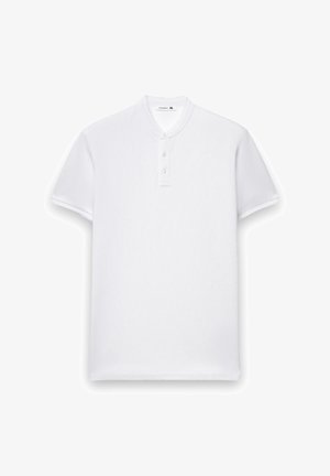 Polo bianca a maniche corte in tessuto morbido con colletto arrotondato e patta con tre bottoni, caratterizzata da un design pulito e semplice.