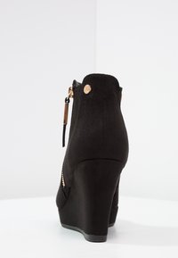 XTI Ankle boot