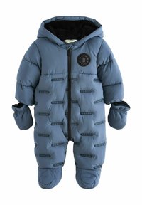 Mėlynas vaikų snowsuit'as su paminkštinimu ir gobtuvu, su užtrauktuku priekyje, elastingais rankogaliais ir "BAKER" logotipu. Saldus tekstūros su siūtu raštu.