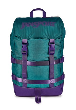 Zaino Jansport verde e viola con manico superiore, fibbie frontali, cinghie laterali regolabili e comparto principale con zip.