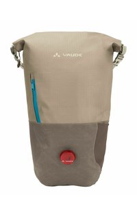 Rucksack mit Rollverschluss, aus beigem, wasserabweisendem Material. Verfügt über eine blaue Reißverschlusstasche und einen roten runden Reflektor.