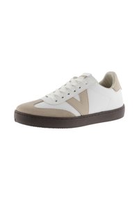 Sneaker en cuir blanc avec des accents en suède beige, semelle en caoutchouc marron, bout rond et lacets plats. Présente un logo sur la languette et sur le côté.