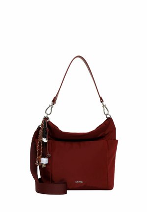 Borsa a tracolla color mogano con fibbie argentate, tracolla regolabile, tasca frontale e nappine decorative con portachiavi su sfondo bianco.