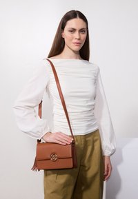 Anna Field Skuldertasker - cognac