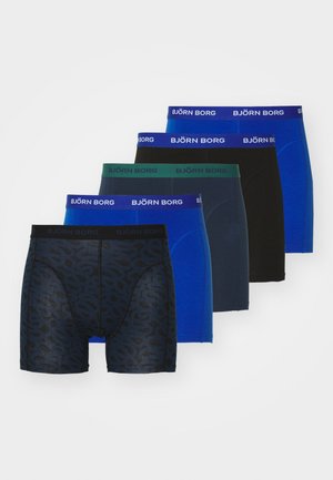 Mørkeblå boxer shorts med sort abstrakt mønster, elastisk talje med mærket "BJÖRN BORG," blødt materiale, skræddersyet pasform, glat tekstur.