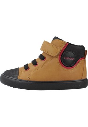 Brun og sort højtop-sneaker med sort sål, sort tåhætte, røde accenter, velcrorem og snørebånd, med en rund Geox-logo-patch.