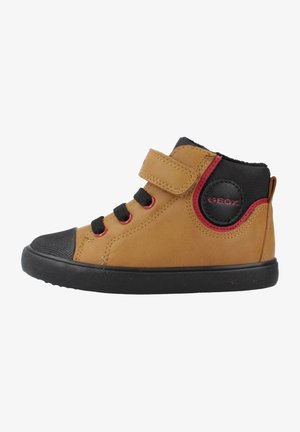 Brun og sort højtop-sneaker med sort sål, sort tåhætte, røde accenter, velcrorem og snørebånd, med en rund Geox-logo-patch.