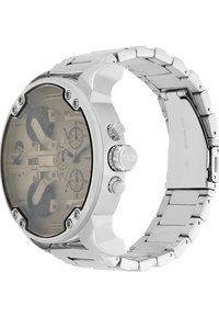 Reloj de acero inoxidable plateado con una gran esfera redonda, múltiples diales y funciones de cronógrafo. Pulsera de metal cepillado y pulido.