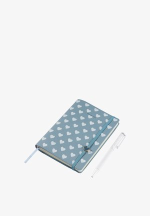 Cuaderno azul con patrón de corazones blancos, tapa texturizada, marcador de cinta y cierre en forma de corazón. Incluye bolígrafo blanco con acentos brillantes.