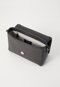 Borsa a tracolla in pelle grigia con chiusura a scatto magnetico, scomparto con zip e rivestimento interno bianco. Presenta accenti hardware minimi.