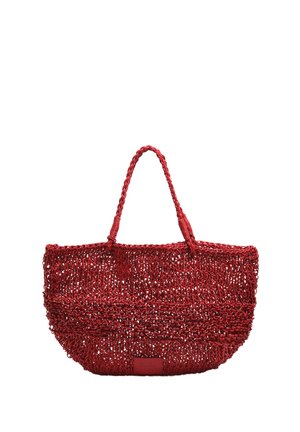 Borsa tote rossa intrecciata con manici intrecciati e base rettangolare, caratterizzata da un design a maglia aperta e da una piccola etichetta rossa sulla parte inferiore centrale anteriore.