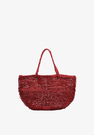 Borsa tote rossa intrecciata con manici intrecciati e base rettangolare, caratterizzata da un design a maglia aperta e da una piccola etichetta rossa sulla parte inferiore centrale anteriore.