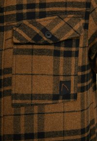 CHASIN' STRYKE.L JAMES - Vasaras jaka - brown