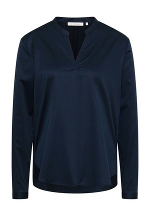 Maglietta a maniche lunghe blu navy con scollatura a V, texture liscia e vestibilità rilassata. Presenta un orlo dritto e estremità delle maniche cuffiate.