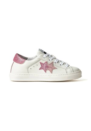 Sneaker bianca con due patch rosa a forma di stella sul lato e dettaglio glitter rosa sul tallone, con lacci bianchi e suola piatta.