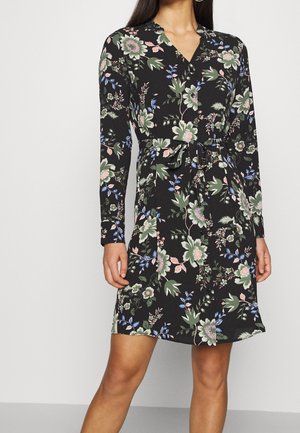 Kwiatowa sukienka z długimi rękawami, dekoltem w serek, czarną bazą ozdobioną zielonymi, różowymi i niebieskimi kwiatami oraz wiązanym paskiem w talii. Miękki materiał.