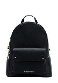 Mustat nahkareput, joissa on pyöristetty kansi, edessä vetoketjullinen tasku, kultaiset yksityiskohdat ja teksturoitu pinta.