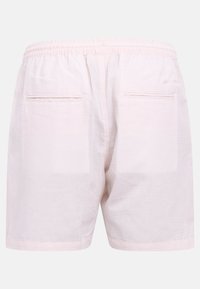 Ροζ σορτς με υφή, ελαστική μέση και δύο οριζόντιες πίσω τσέπες, σε απλό λευκό φόντο.