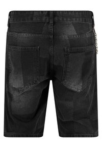 Pantalones cortos de mezclilla negra con una superficie texturizada, dos bolsillos traseros y un detalle de cadena en la cintura. Diseño clásico con un toque contemporáneo.