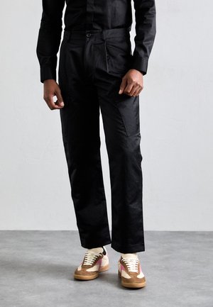 TROUSER - Pantalon cargo - black
