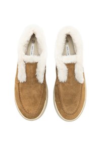 Brązowe zamszowe buty typu slip-on z białym sztucznym futrem wokół kołnierza i teksturowaną beżową gumową podeszwą. Widoczna metka rozmiaru w środku.