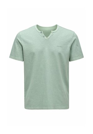 Lichtgroen T-shirt met korte mouwen en V-hals, voorzien van twee knopen bij de kraag en een subtiel merklogo op de linkerborst.
