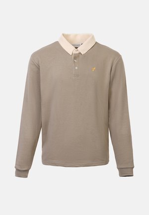 Camisa polo de manga larga en algodón beige con un color blanco contrastante en el cuello, tapeta de tres botones y un pequeño logo dorado en el pecho.