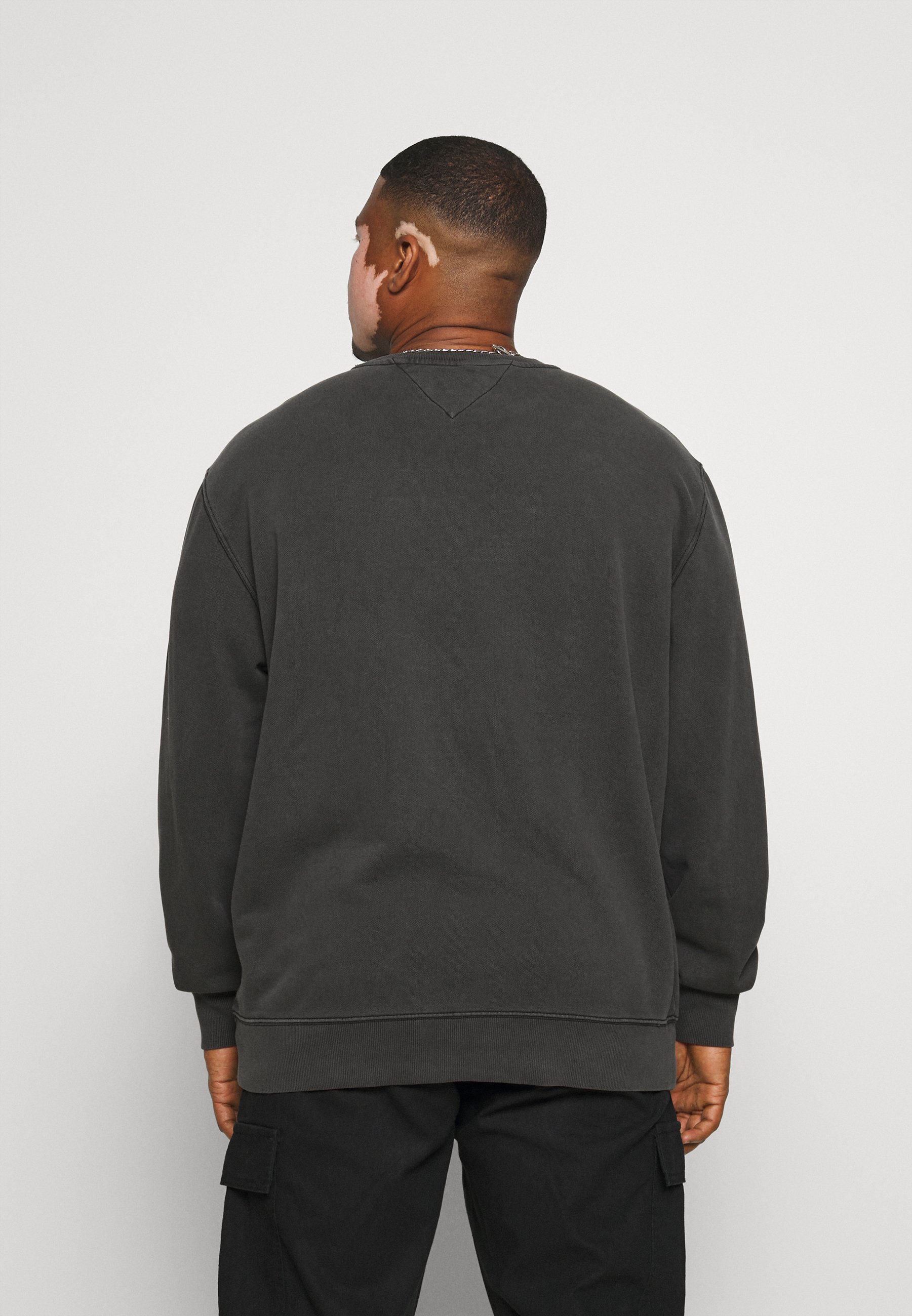 Tommy Jeans Plus TONAL LOGO CREW - Sudadera - black/azul marino - Zalando.es