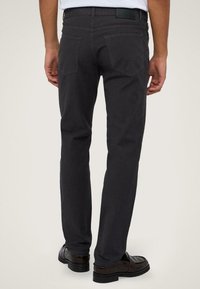 Pantaloni in cotone grigio scuro con una vestibilità slim, dotati di due tasche posteriori e un'etichetta in pelle sulla vita. Design con gamba affusolata.
