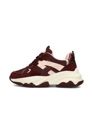Bordeaux- und pinkfarbiger Sportschuh mit dicker weißer Sohle, Mesh- und Wildledermaterial, seitlichen Riemen und Schnürverschluss, von der Außenseite gezeigt.