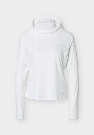 T-shirt de sport blanc à manches longues avec capuche et trous pour les pouces, logo Columbia sur la poitrine, tissu léger, présenté à plat sur fond blanc.