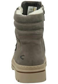 Graue Wildleder-Ankle Boots mit gepolstertem Kragen, Reißverschluss und einer strukturierten Gummisohle mit horizontalen Rillen.