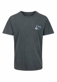 Graues Baumwoll-T-Shirt mit Rundhalsausschnitt, kurzen Ärmeln und einem bedruckten blauen Football-Helm-Logo auf der linken Brustseite.