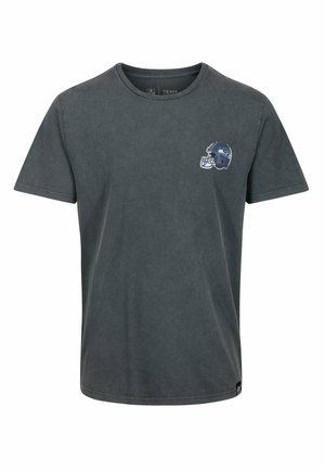 Grå bomulls t-shirt med rund halsringning, korta ärmar och en tryckt blå fotbollshjälm-logotyp på vänster bröstområde.