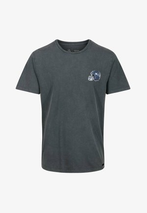 Camiseta de algodón gris con cuello redondo, mangas cortas y un logotipo de casco de fútbol en color azul impreso en la parte izquierda del pecho.