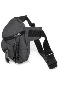 Mustekattu, tekstitetty kangas vyölaukku useilla vetoketjullisilla osastoilla, säädettävällä hihnalla ja muovisella soljella turvalliseen kiinnittämiseen.