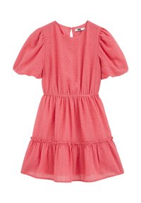 Vestido rosa texturizado con mangas cortas abullonadas, una cintura ajustada y un dobladillo acampanado. Presenta una espalda con forma de llave y acentos fruncidos en la falda.