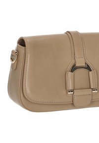 Bézs bőrből készült kézitáska, strukturált kialakítással, arany színű fém részletekkel és részletes varrással a széleken.