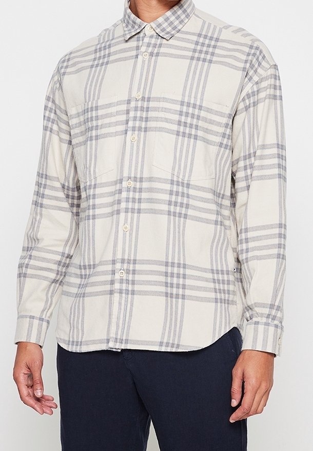 Lange mouwen, knoopsluiting shirt in crèmewit met een grijs ruitpatroon, twee borstzakken en een klassieke kraag. Gemaakt van zachte, gestructureerde stof.